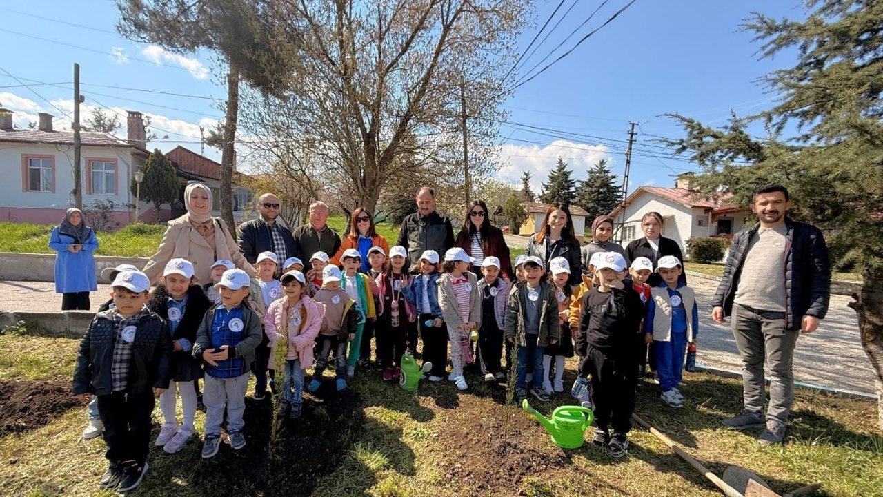 Vezirköprü’de minik eller fidan dikti