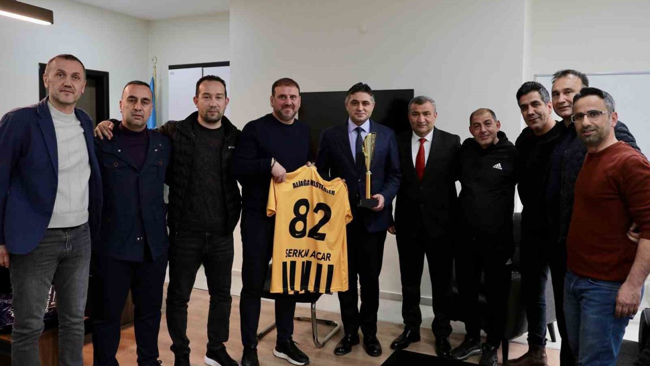 Aliağa Masterler, şampiyonluk kupasını Başkan Acar’a götürdü