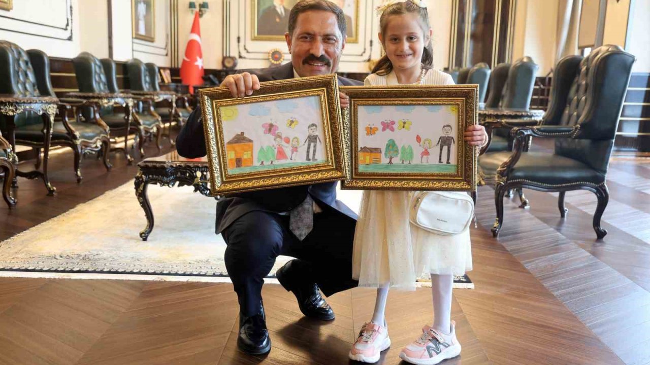 Depremde ailesini ve bacağını kaybeden küçük kızın çizdiği resimdeki protez bacak detayı duygulandırdı