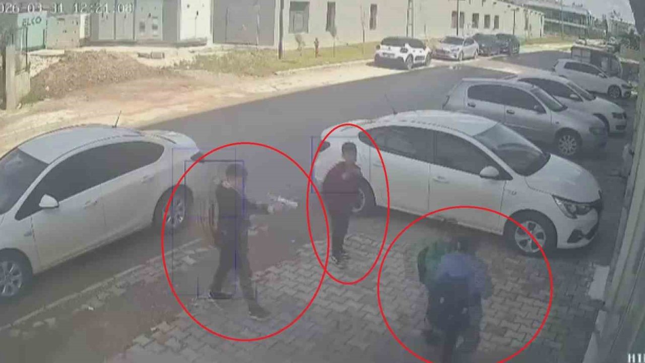 Ellerindeki oyuncak silahla 11 yaşındaki çocuğun önünü kesen 3 akranı para istedi