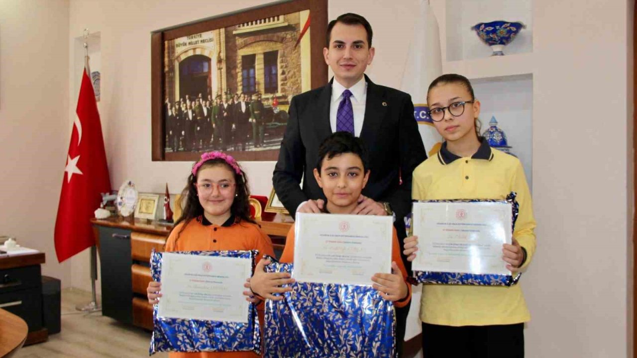 Hisarcık’ta "Kitap kurdu" öğrencilere Kaymakam Atam’dan ödül