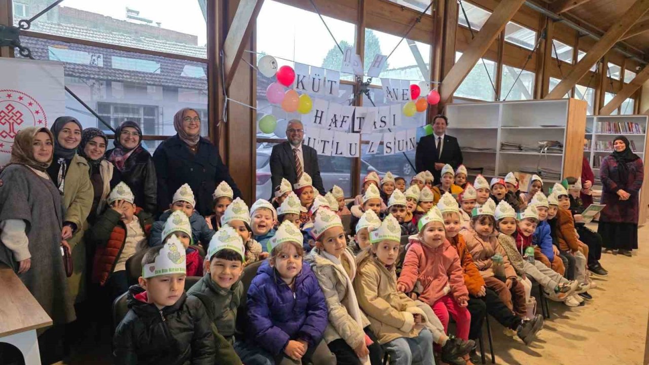 Kuran Kursu öğrencileri kütüphanede kitapla buluştu