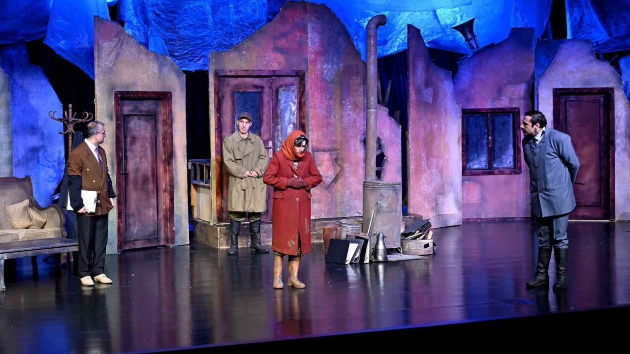 Mersin Şehir Tiyatrosuna sanat dünyasından tam not