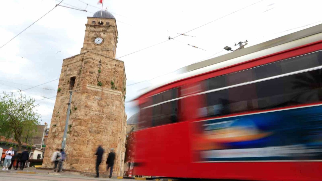 Antalya’da tarihi Saat Kulesi’nde zaman bir kez daha durdu