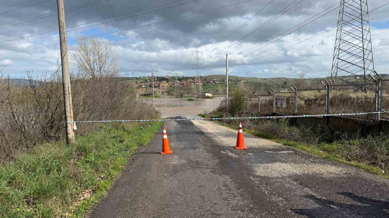 Çanakkale’de Kocabaş Çayı taştı: Köy yolu ulaşıma kapandı