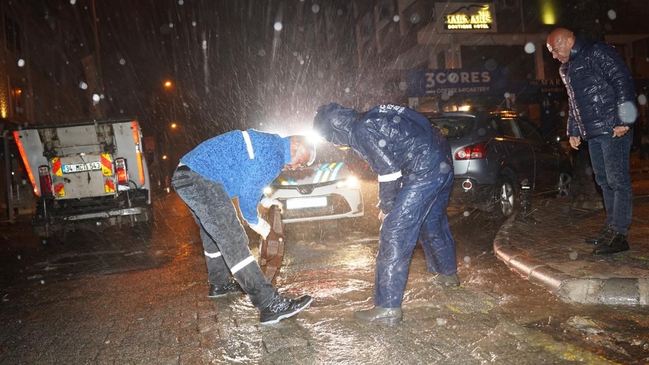 Marmaris’te belediye ekiplerinden gece boyunca ’sağanak ve fırtına’ mesaisi