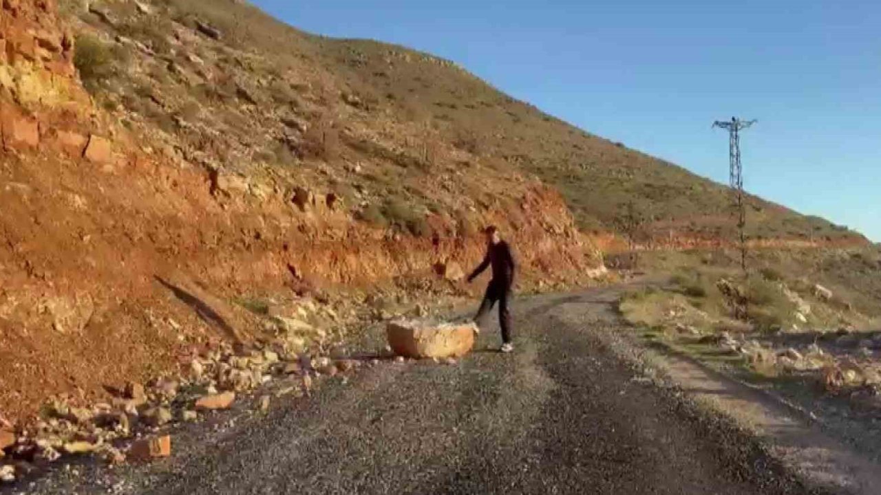 Batman’da yolu kapatan kayaları beden eğitimi öğretmeni temizledi