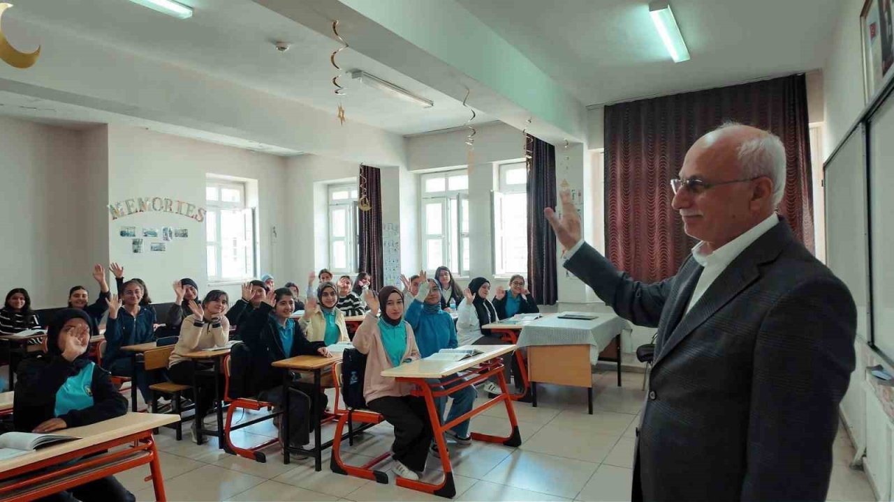 Emekliye ayrılan okul müdürüne veda