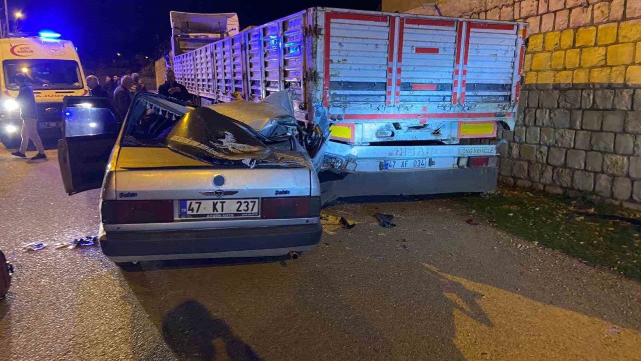 Mardin’de park halindeki tıra çarpan otomobilde 5 kişi yaralandı