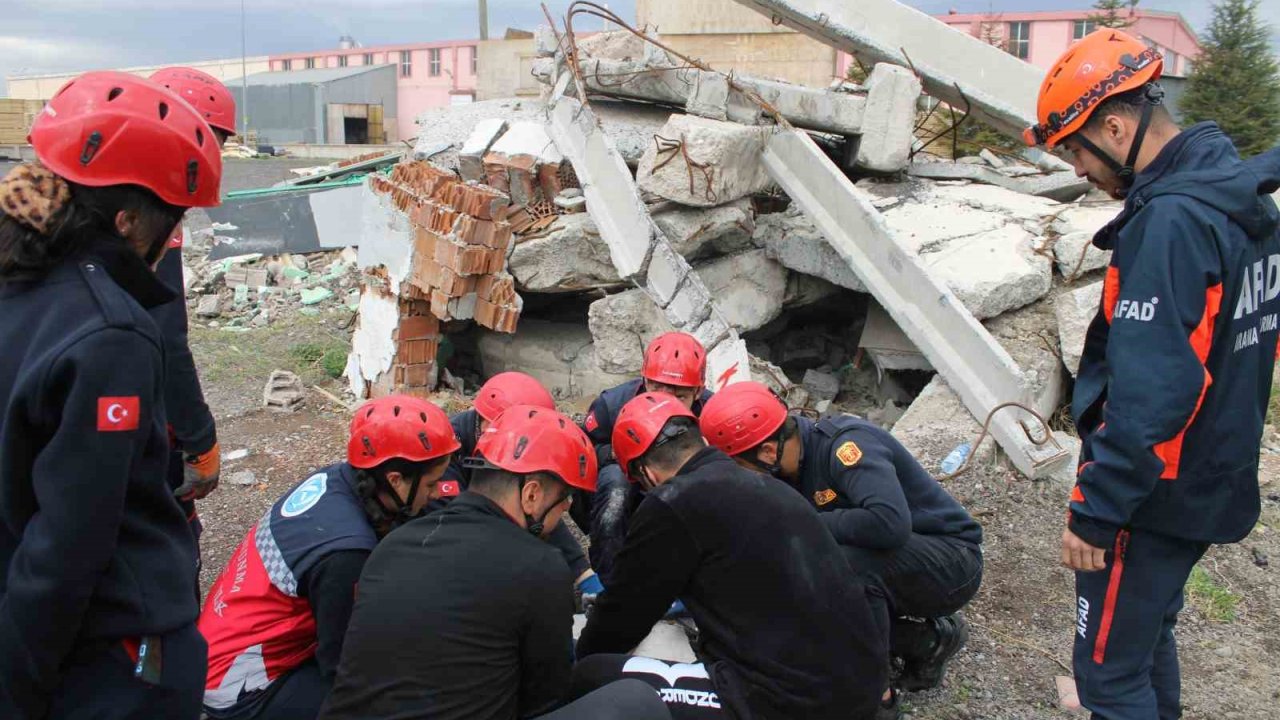 Üniversite öğrencileri, Kıbrıs’ta yapılacak Arama Kurtarma Oyunları’na hazırlanıyor