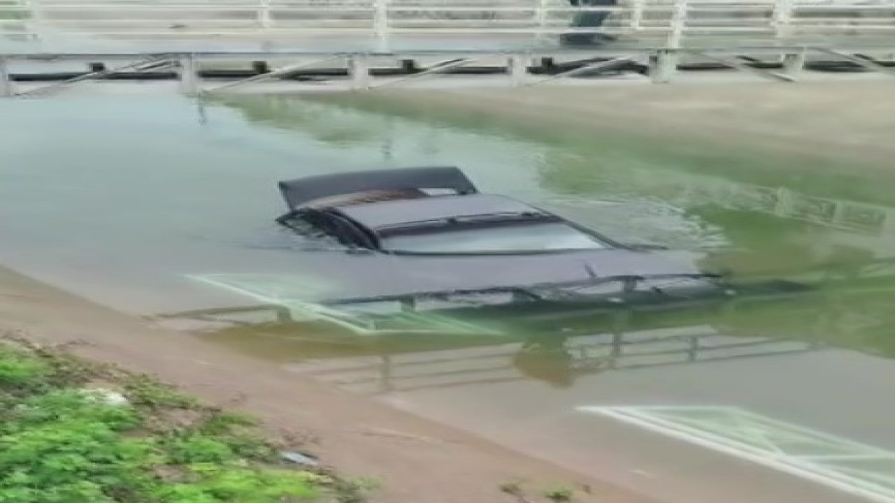 Adana’da otomobil sulamana kanalına düştü