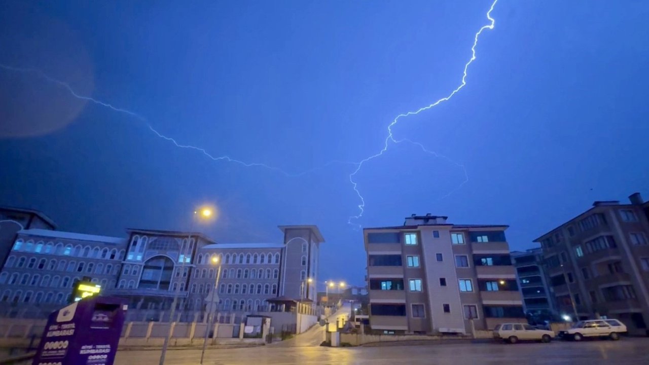 Karabük’te sağanak etkili oldu, şimşekler gökyüzünü aydınlattı