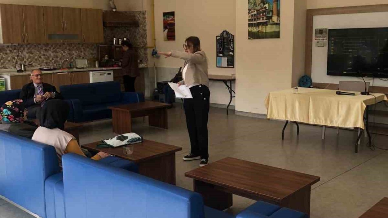 Huzurevi sakinlerine "Dijital Okuryazarlık" eğitimi verildi