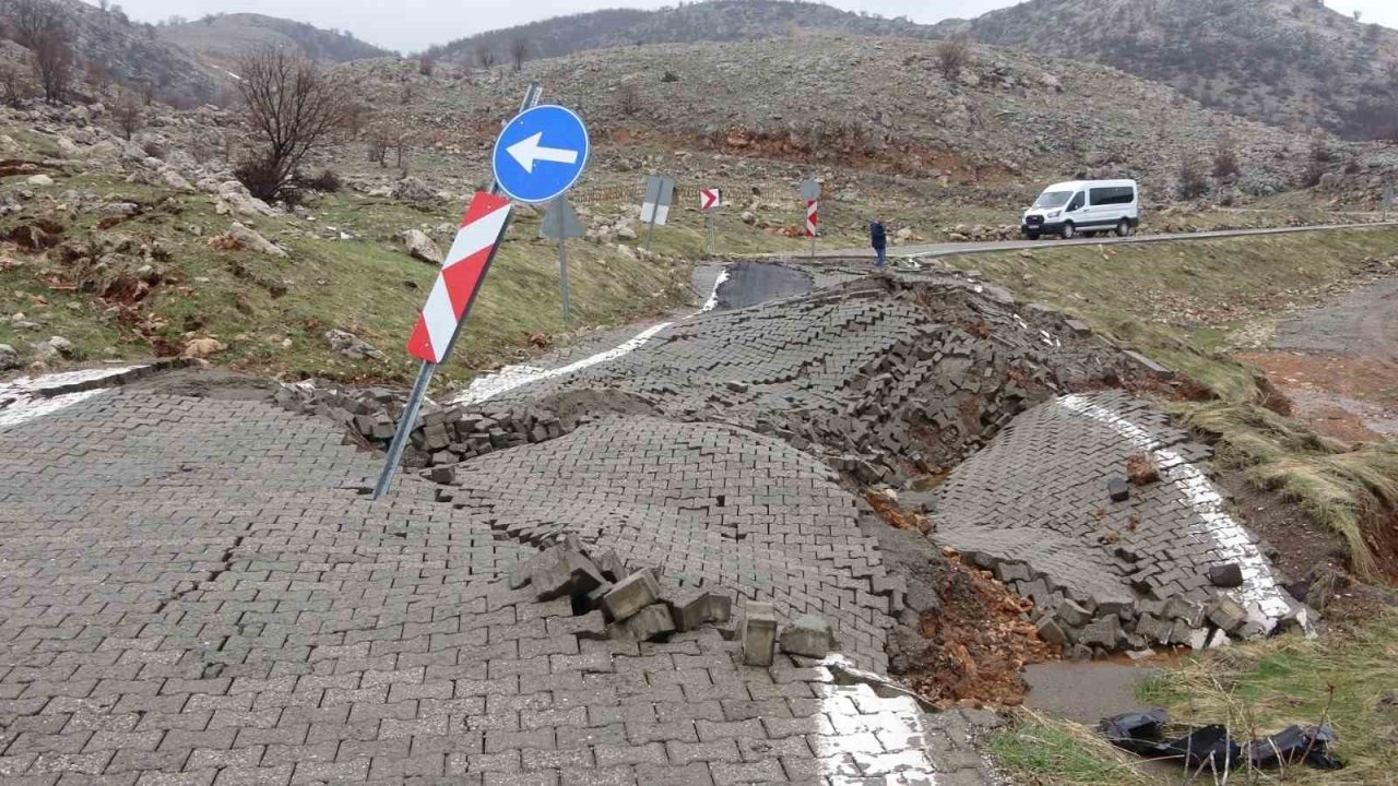 Nemrut Dağı yolunda heyelan meydana geldi