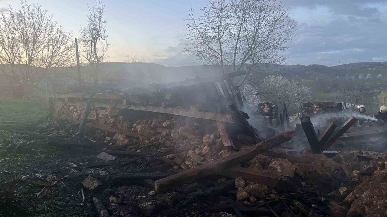 Bursa’da 2 katlı ev alevlere teslim oldu