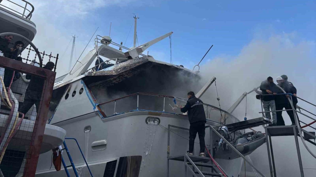 Bodrum’da Sadri Şener’in motoryatında yangın çıktı