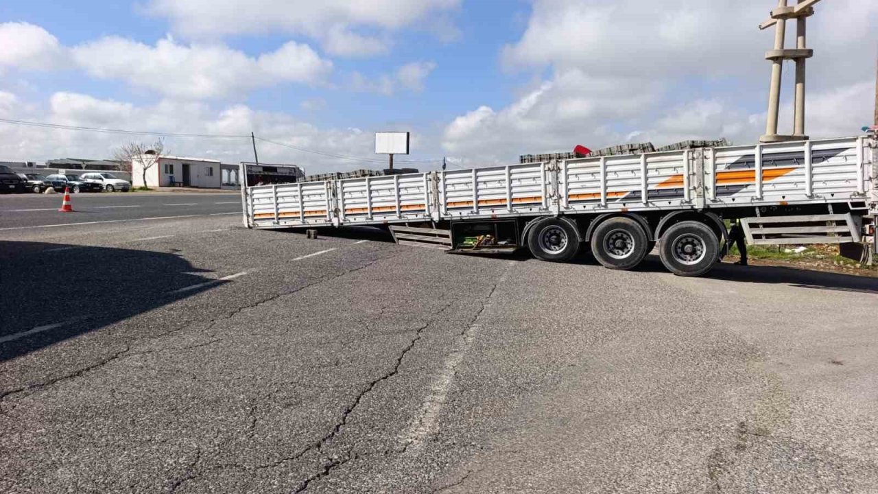 Ayrılan dorse yolu trafiğe kapattı