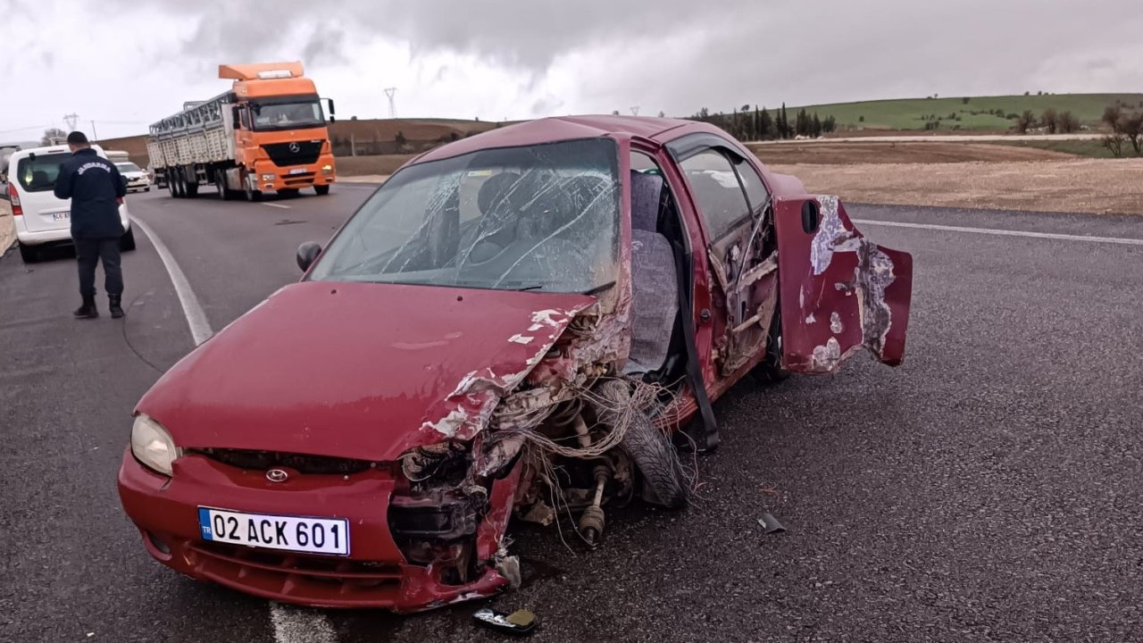 Yolda kayan araç karşı şeride geçerek araçla çarpıştı: 2 yaralı