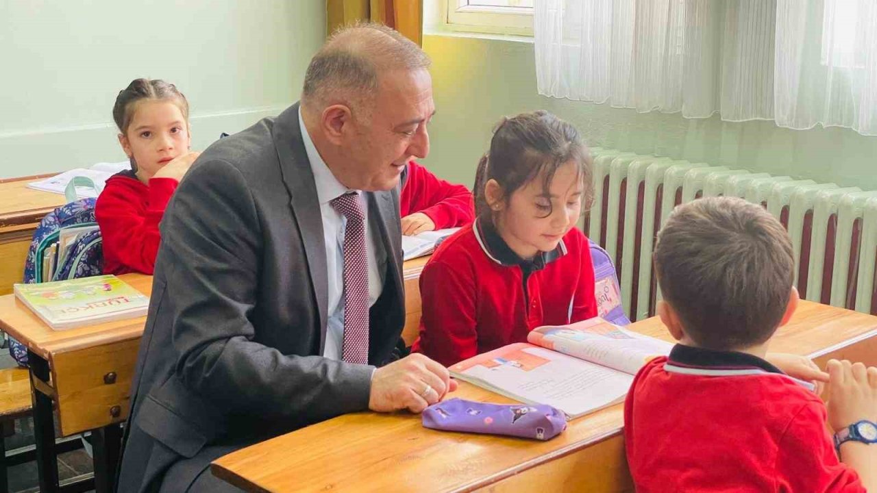 Minik öğrencinin mektubu kaymakam Cantürk’ü sınıfa getirdi