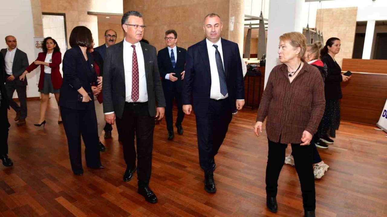 Hem ablasını hem umut sergisini yalnız bırakmadı