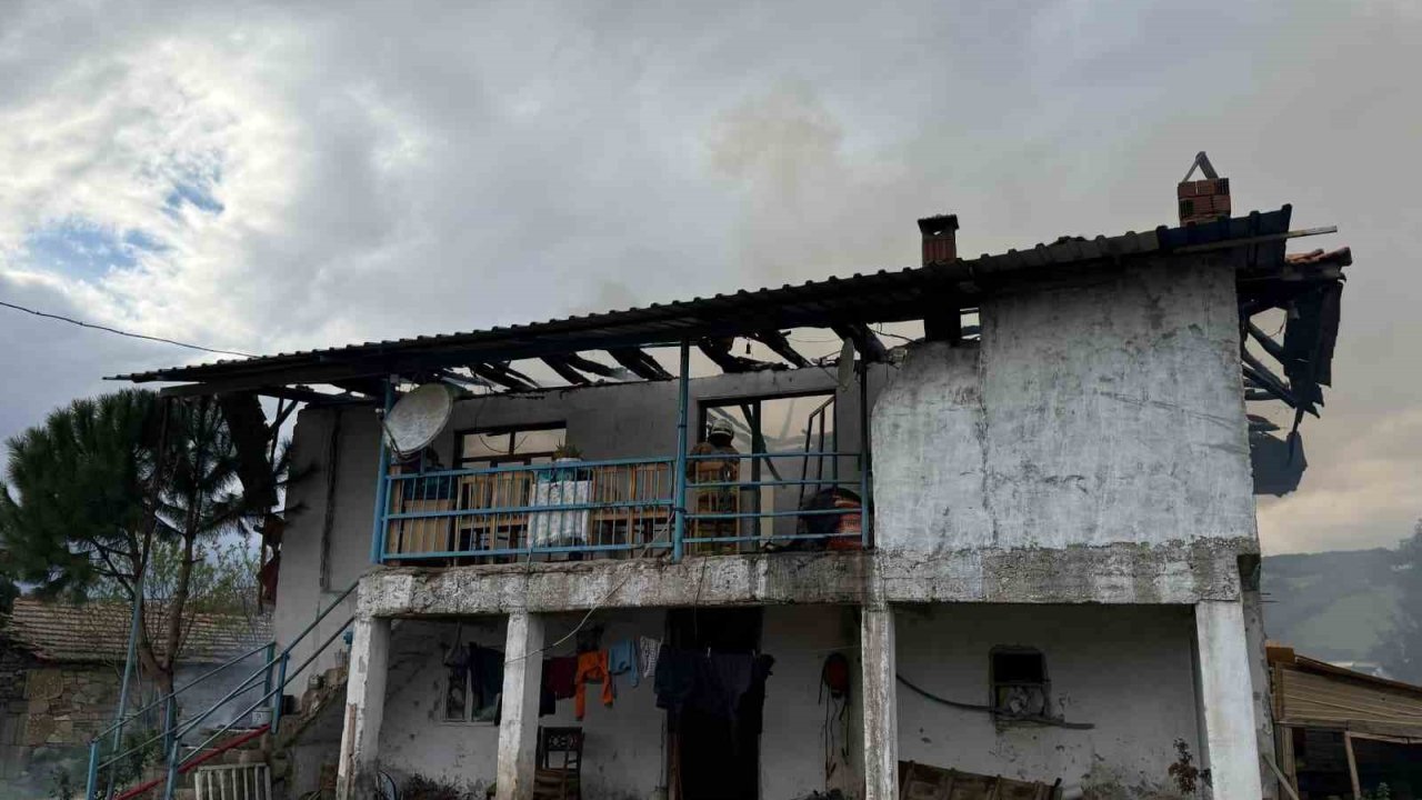 Selendi’de 2 katlı ev yangında kül oldu