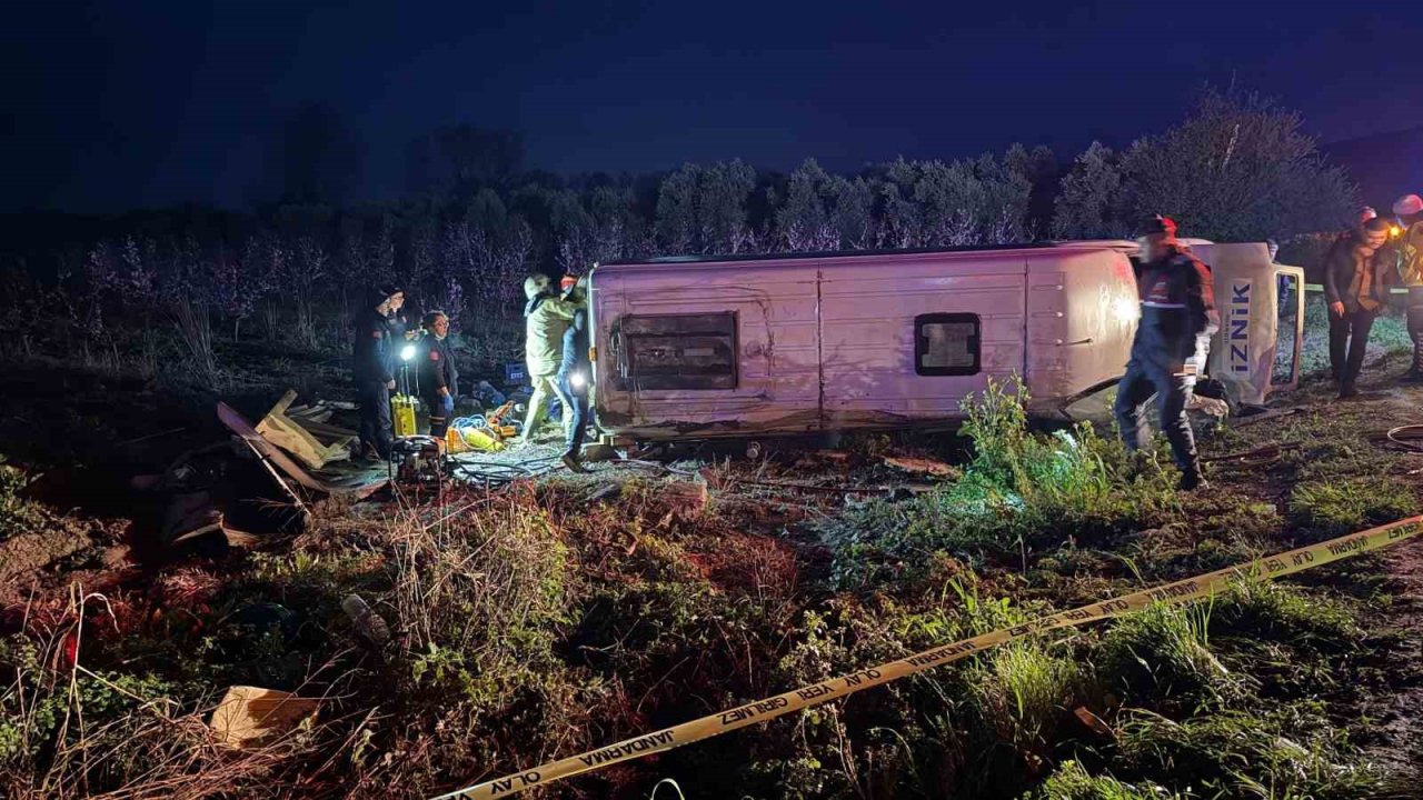 İznik’de feci kaza; 12 yaralı 1 ölü