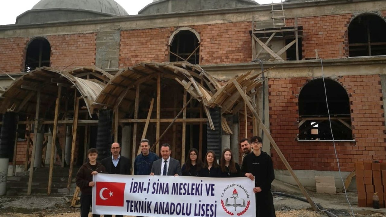 Bilecik’te öğrenciler harçlıklarını Kuba Camii inşaatına bağışladı