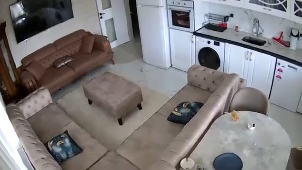 Van’da 5.2 büyüklüğünde deprem: Sarsıntı anı kamerada