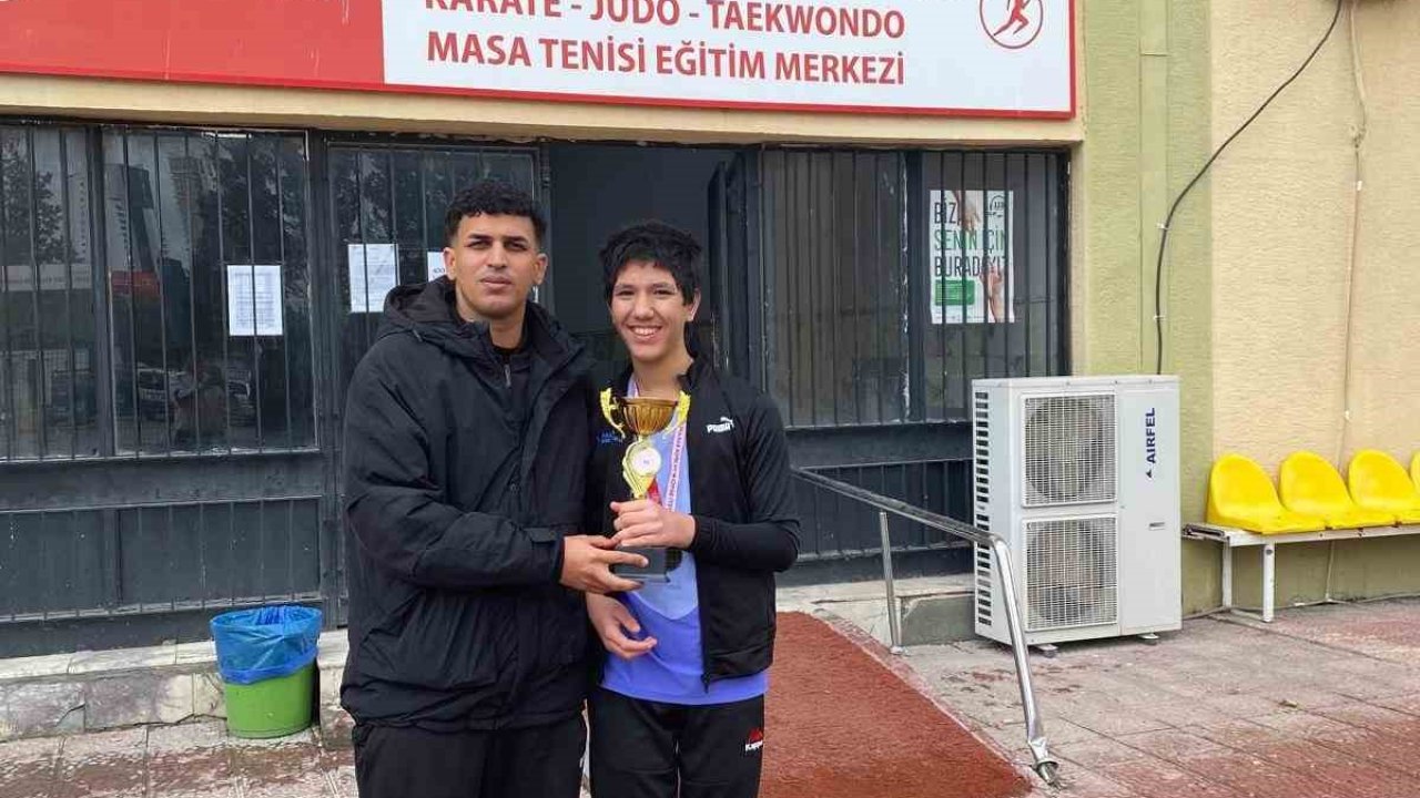 Aliağa’nın özel sporcularından çifte şampiyonluk