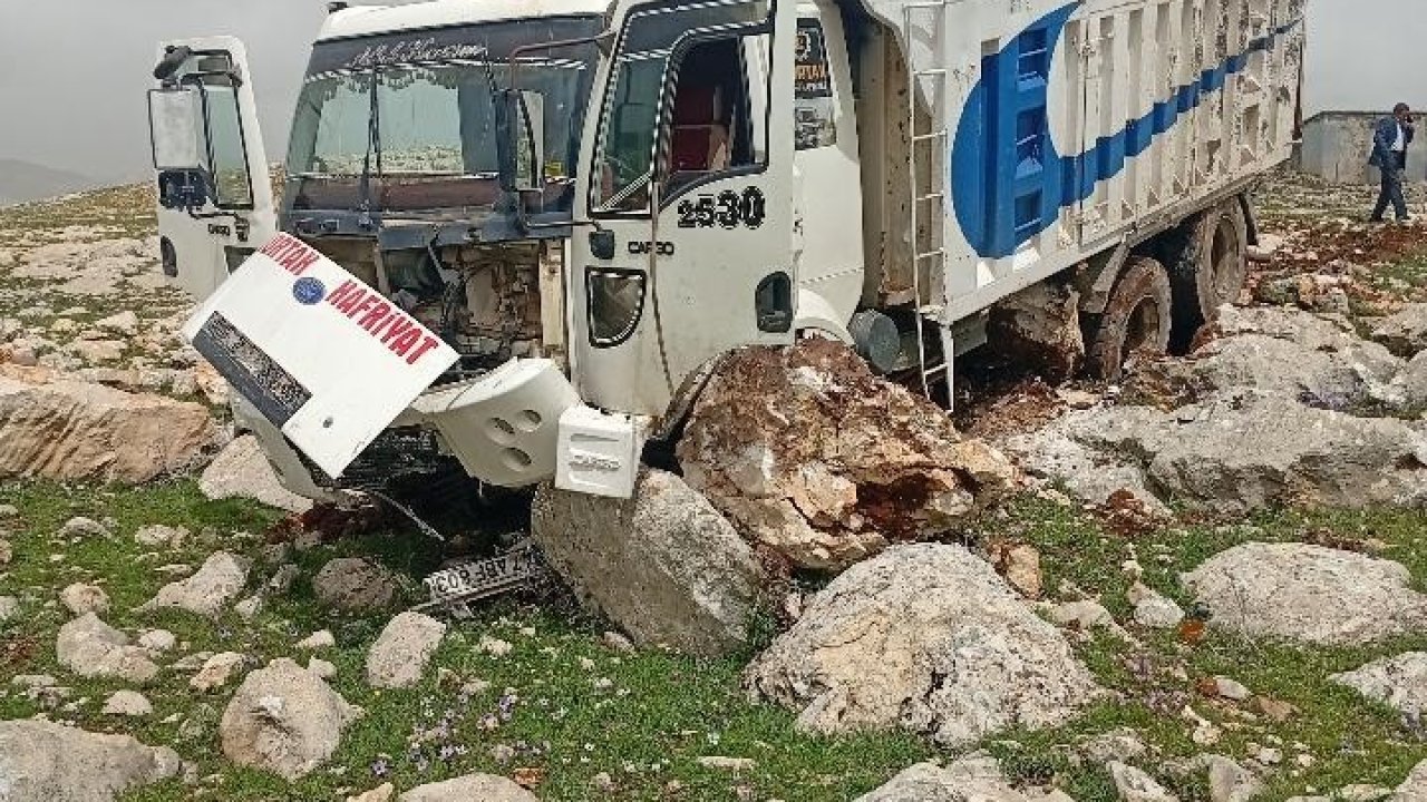 Diyarbakır’da freni boşan hafriyat kamyonu taşlara çarptı: 1 yaralı