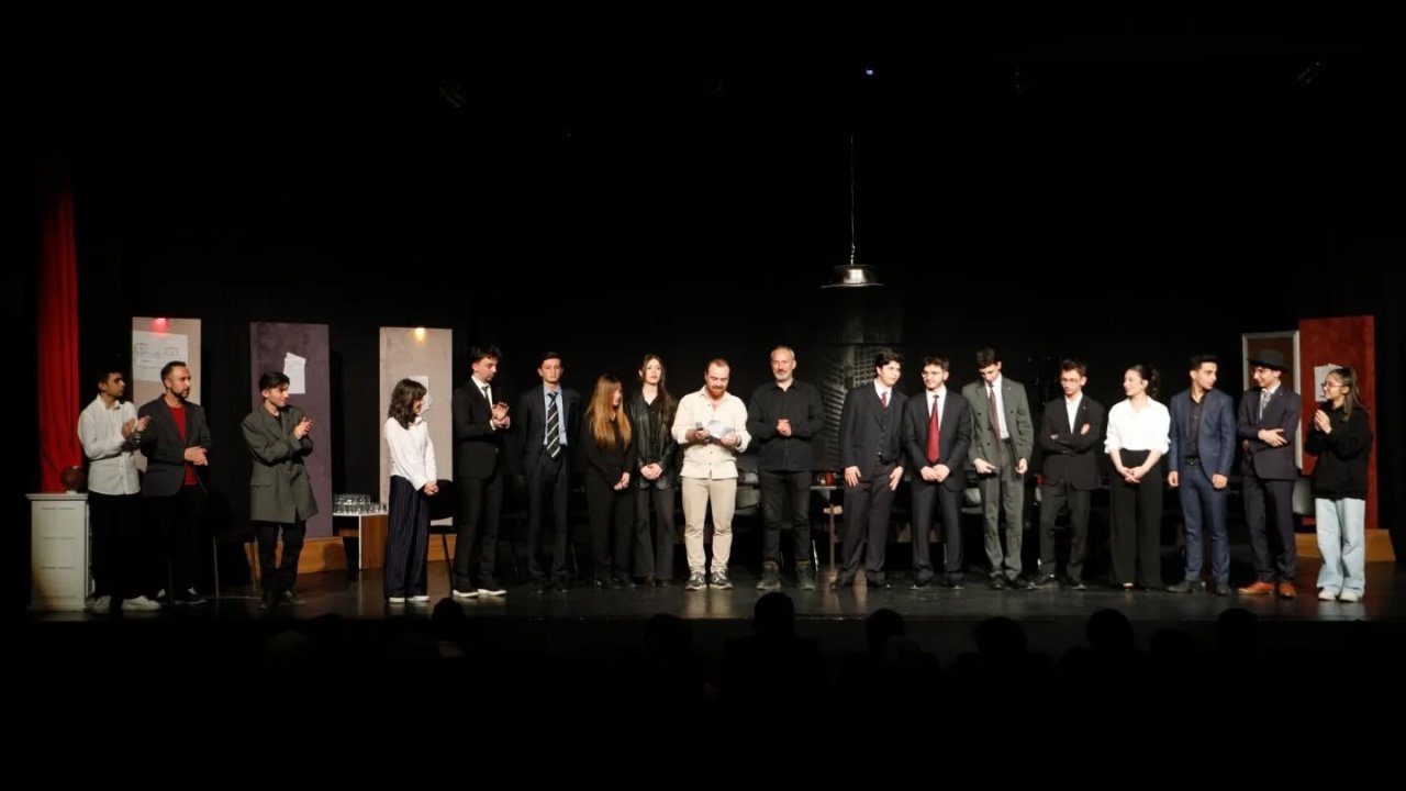 Erzurum Lisesi öğrencilerinden anlamlı sahne: "12 Öfkeli" büyük beğeni topladı