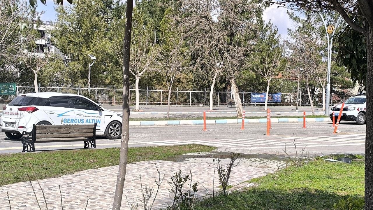Gercüş’te bulvar işgali: Kaldırılmayan eğitim dubaları trafiği esir aldı