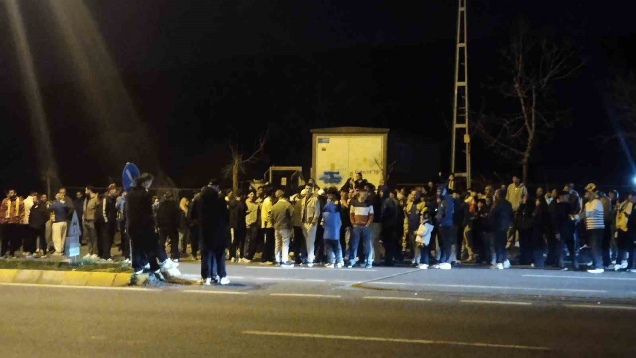 Fenerbahçeli taraftarlar Samandıra’da galibiyeti kutladı