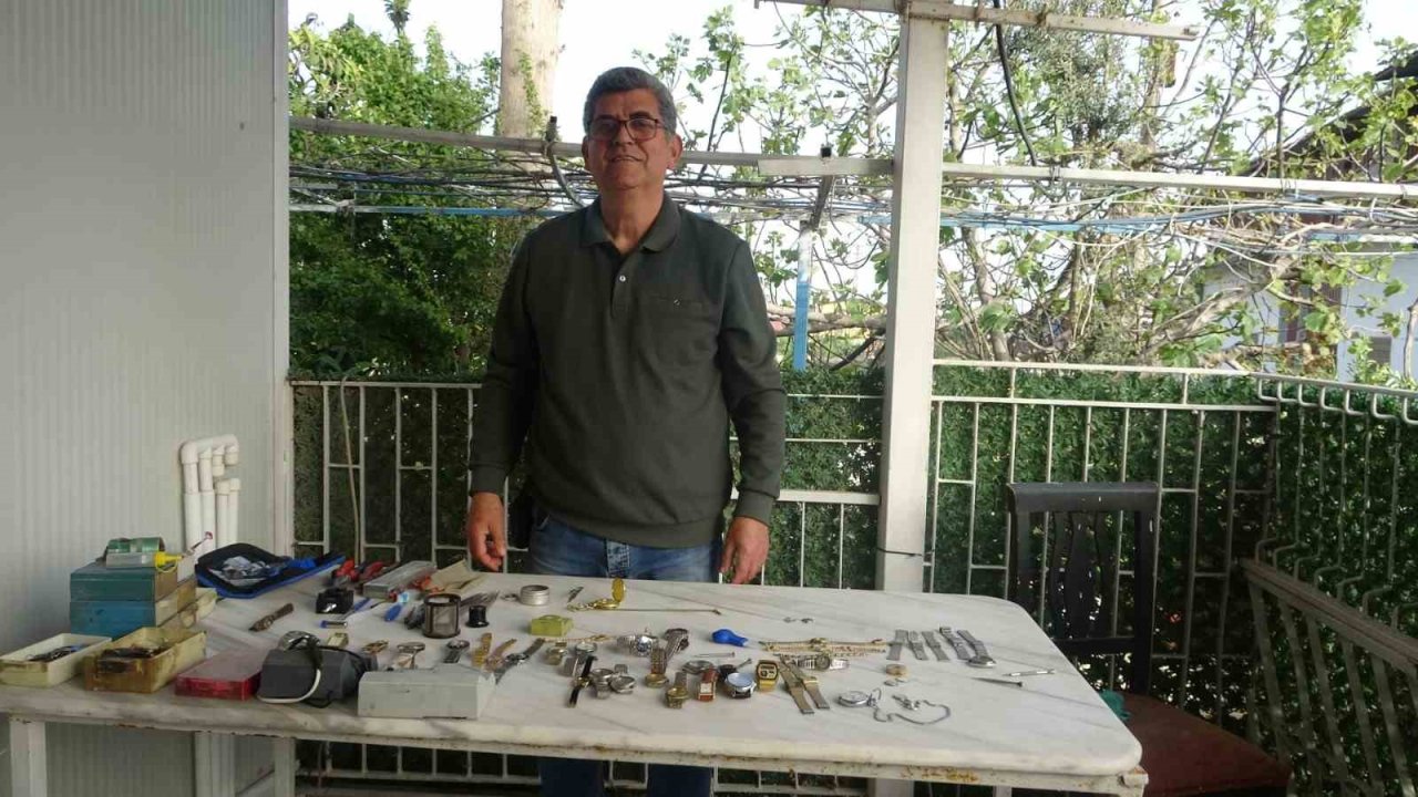 Merakla başlayıp 35 sene yaptığı mesleği teknolojiye yenik düşen saatçi, 12 yıldır evinde mesleğini yaşatıyor