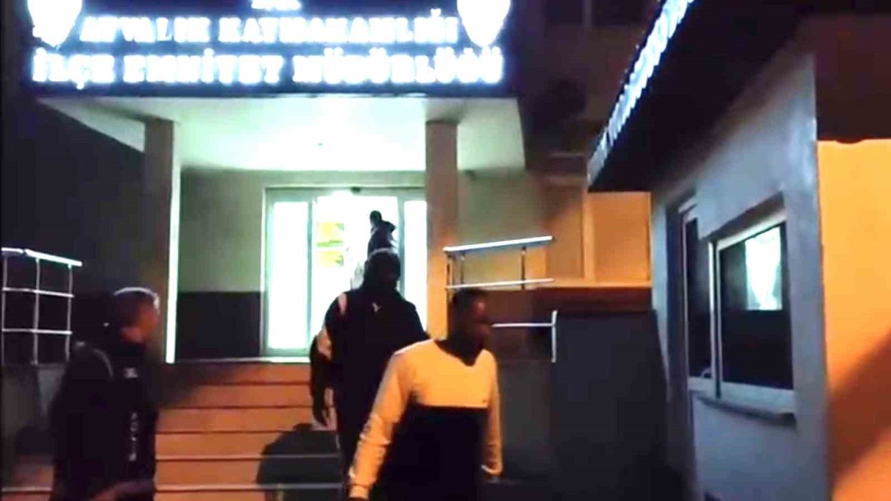 Ayvalık Polisinden sağanak yağmur altında göçmen avı