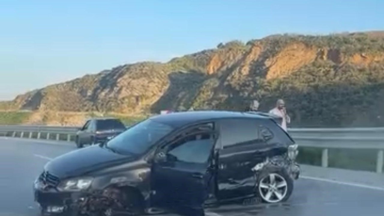 Balıkesir’de trafik kazası; araç bariyerlere çarptı