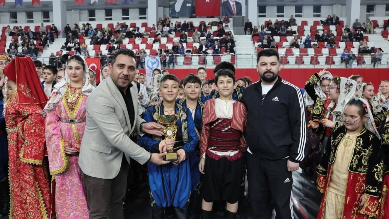 Kütahya’da halk oyunları coşkusu