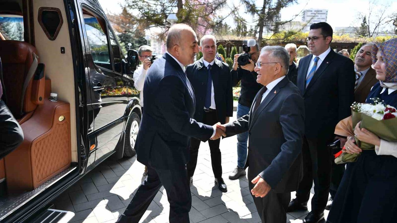 Eski bakan Çavuşoğlu: "Kayseri, dünyaya örnek bir şehir"