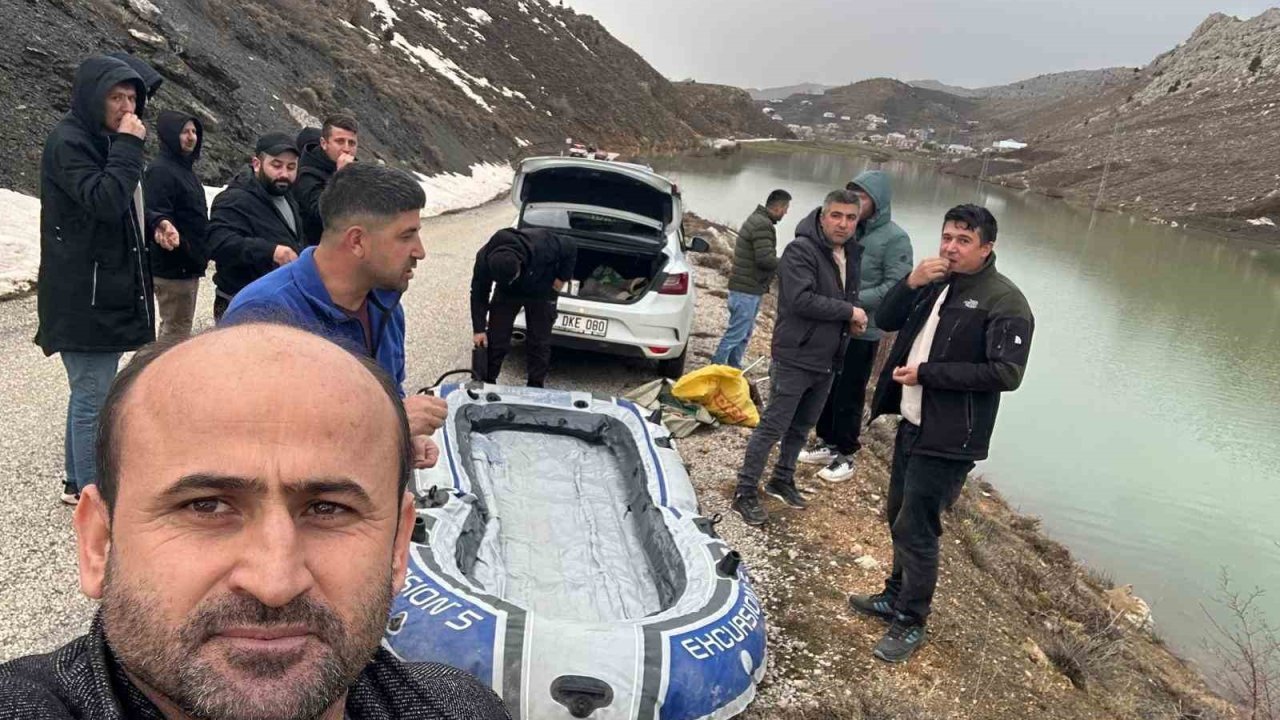 Göle dönen yayla yolundan botla geçip köylerine gittiler