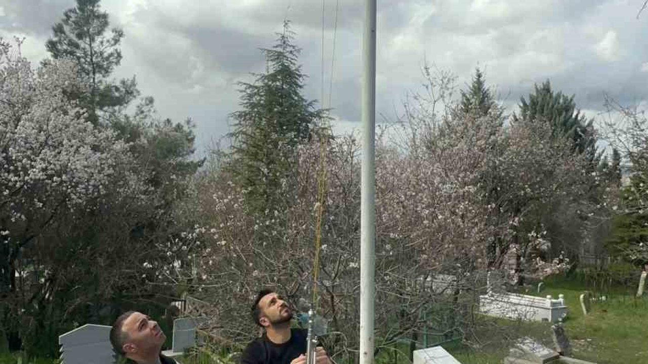 Elazığ’da şehitlikteki bayraklar değiştirildi