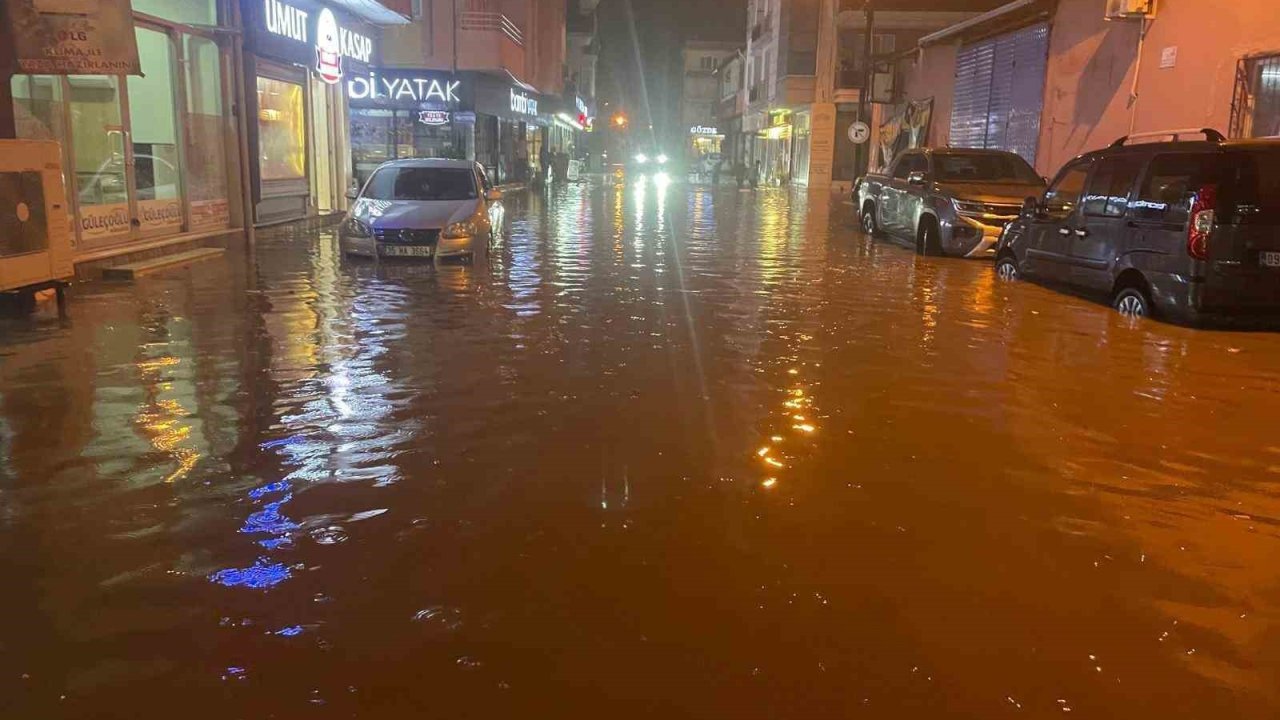 Çine’de sağanak etkili oldu, yollar göle döndü