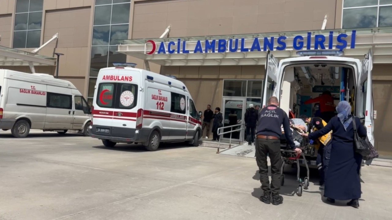 Refahiye’de trafik kazasında yaralanan 6 kişi Erzincan’daki hastaneye getirildi