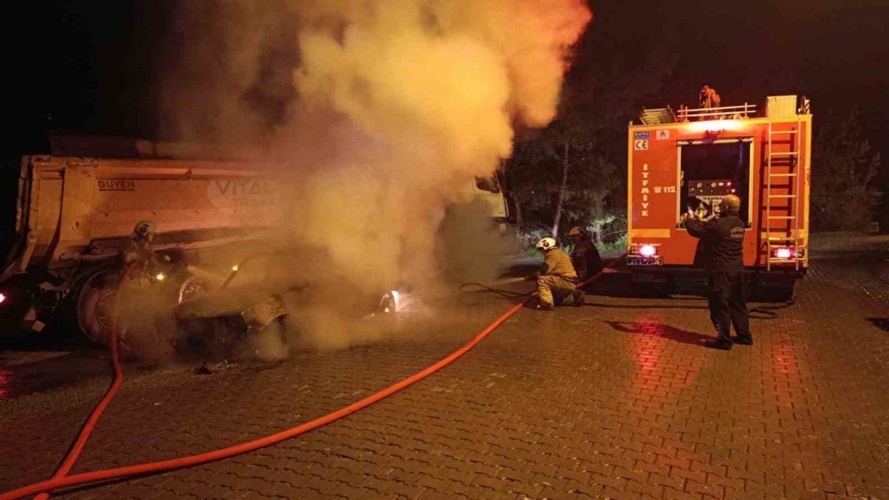 Park halindeki otomobil alevlere teslim oldu