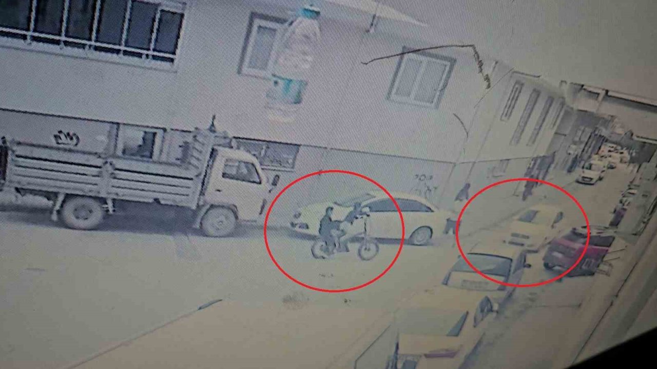 Bisikletli çocuklar otomobille böyle çarpıştı, kaza anı kamerada