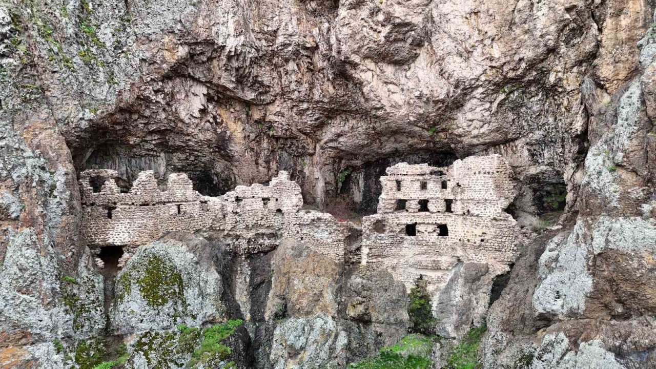 Sümela’yı andıran Alicin Manastırı doğal yapısıyla dikkat çekiyor