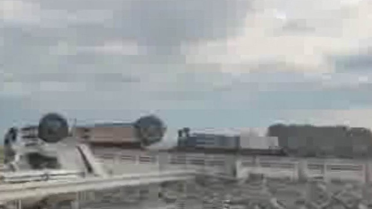 Diyarbakır’da briket yüklü tır yan yattı: 1 yaralı