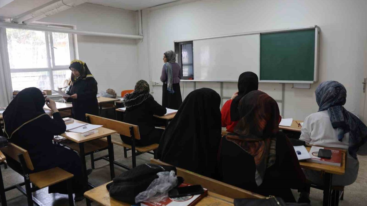 Elazığ’da okuma-yazma kursuna yoğun ilgi