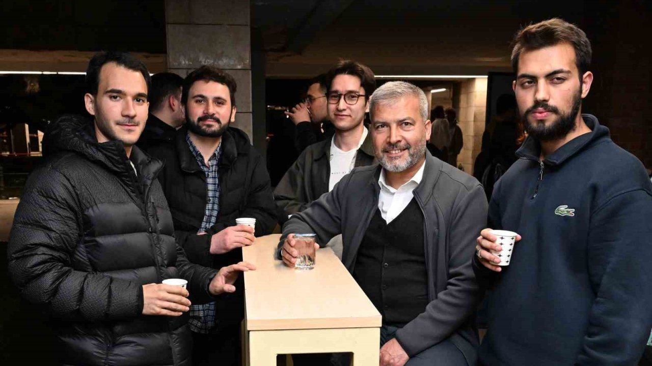 Kütüphanede sınavlara hazırlanan öğrencilere Anadolu Kafe’de sıcak mola