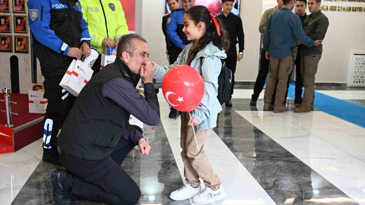Minik öğrencilerden Emniyet Müdürlüğüne Polis Haftası ziyareti