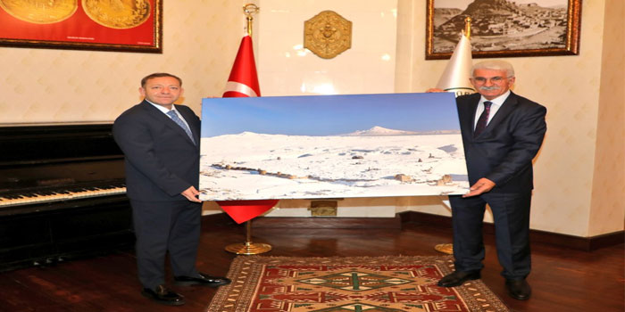 Kars Valisi Ziya Polat, fotoğraf sanatçısı Özgen Beşli’yi makamında kabul etti.